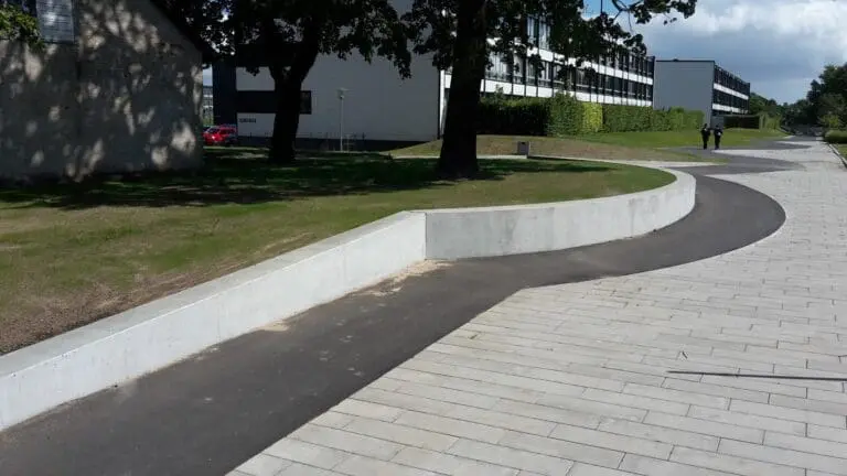 Buet insitustøbt støttemur i beton ved Langkærparken i Tilst udført som led i anlægs- og betonarbejde.