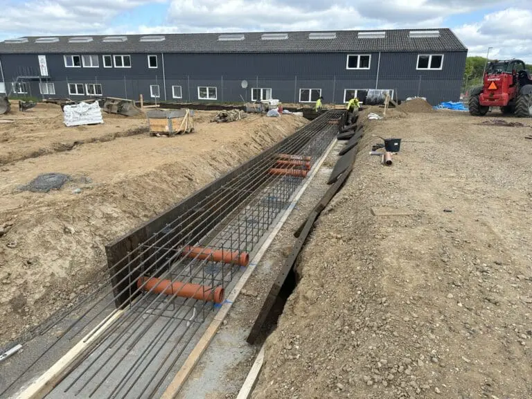 Betonarbejde med armering og kloakrør til fundamentet på ny padelhal i Hørning.