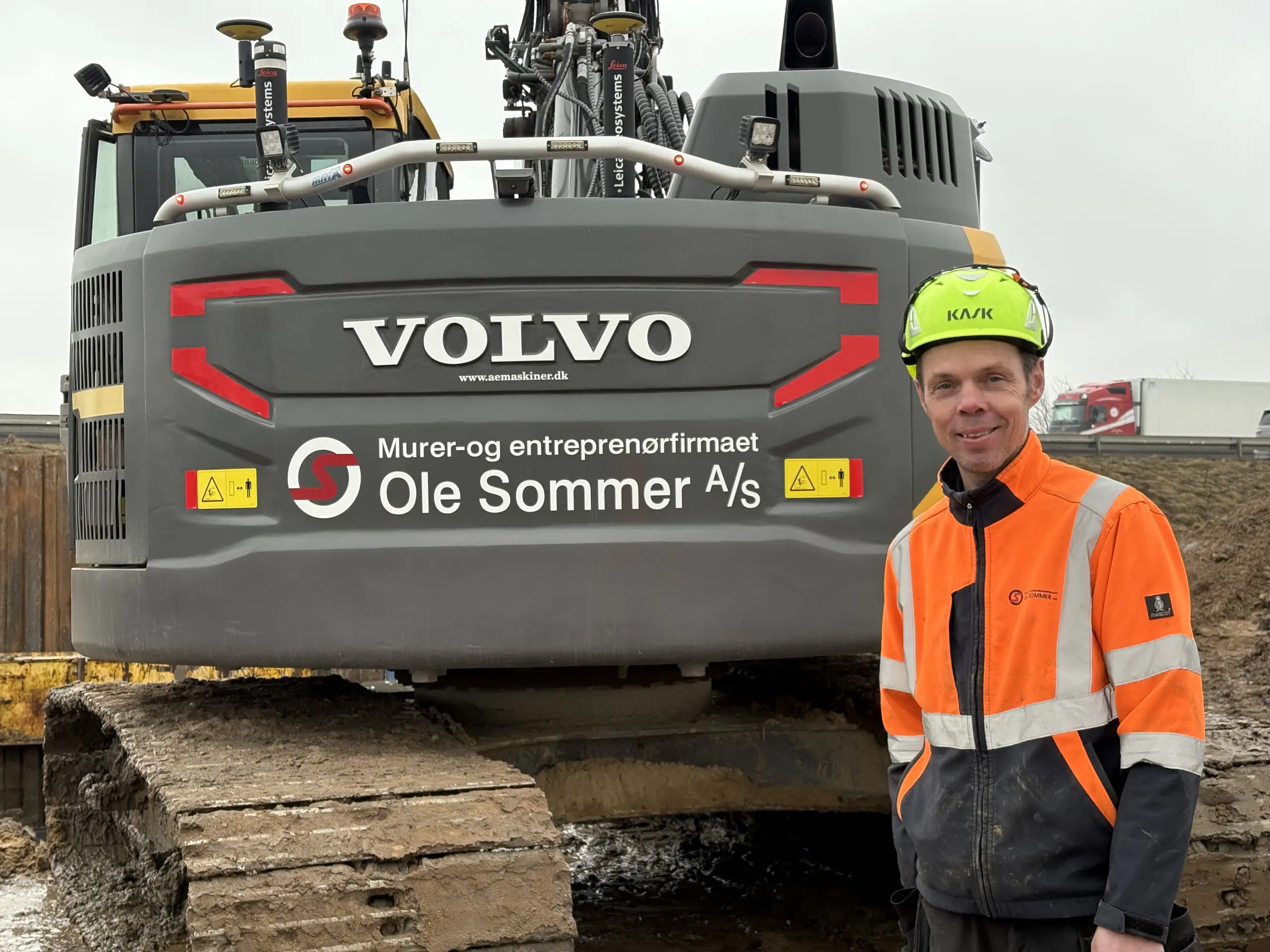 Medarbejder ved Volvo gravemaskine til jordarbejde og entreprenøropgaver hos Ole Sommer A/S.