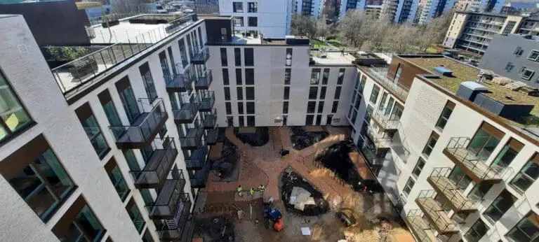 Belægningsarbejde og terrænregulering i et gårdmiljø ved Ceres Allé 11 i Aarhus udført af Ole Sommer A/S.