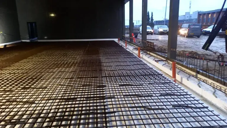 Armeringsnet udlagt til betonarbejde ved ny brandstation i Højbjerg udført af Ole Sommer A/S.