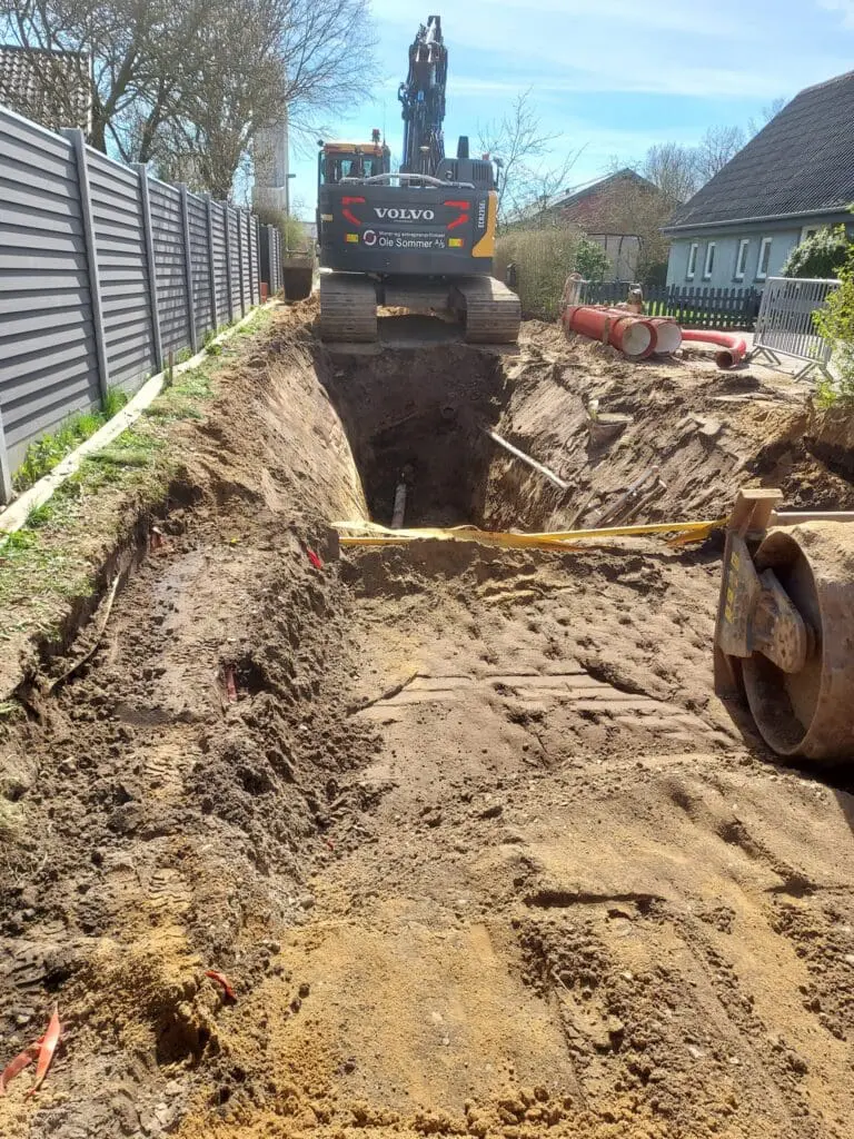 Gravemaskine udfører udgravning til kloakseparering i Skovby for Ole Sommer A/S.