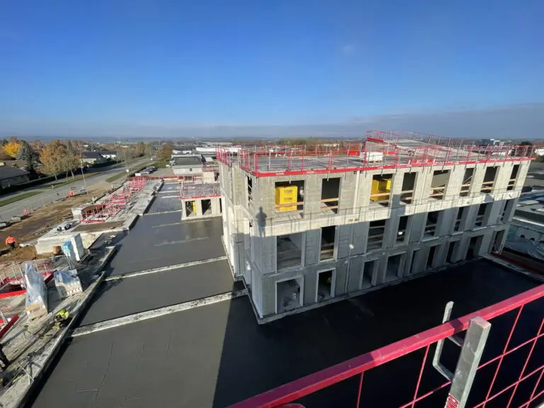 Betonarbejde og støbning af fundamenter til etagebyggeri ved W8-projektet udført af entreprenør Ole Sommer A/S.