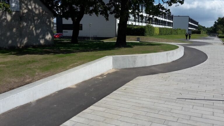 Buet insitustøbt støttemur i beton ved Langkærparken i Tilst udført som led i anlægs- og betonarbejde.
