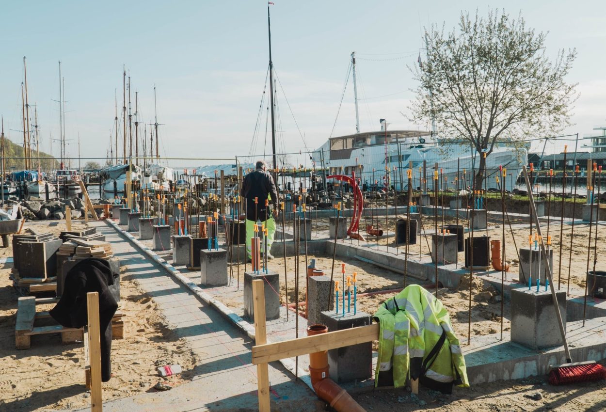 Betonarbejde med fundamenter og kloakrør på en byggeplads ved vandet i Østjylland udført af Ole Sommer A/S.