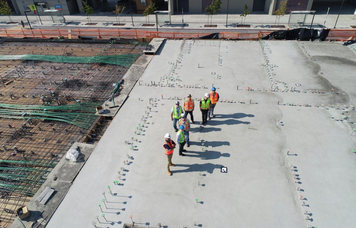 Betonarbejde og fundamenter udføres af medarbejdere fra Ole Sommer A/S på en byggeplads i Østjylland.